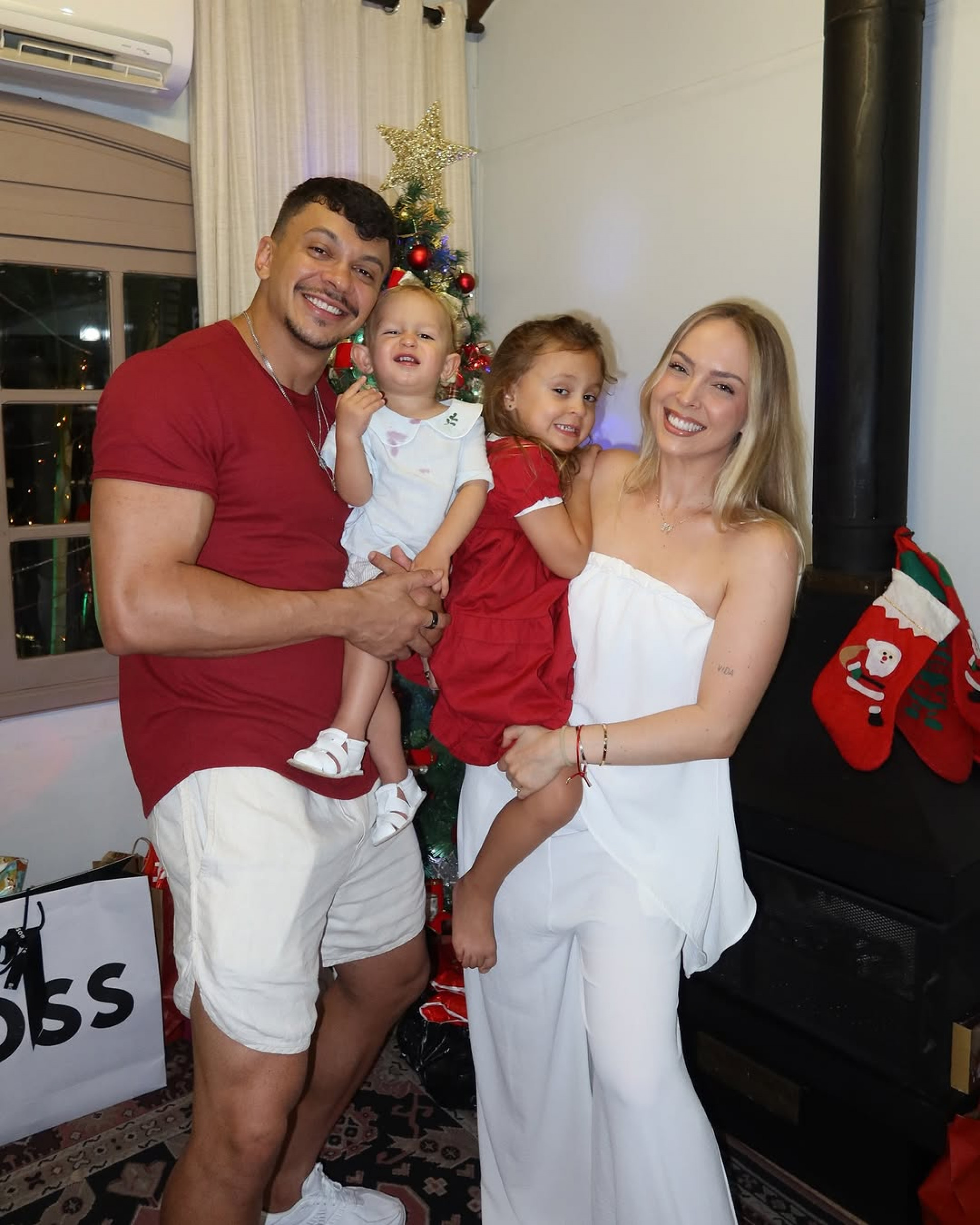 Tata Estaniecki E Júlio Cocielo com os filhos Beatriz e Caio - Reprodução/Instagram 