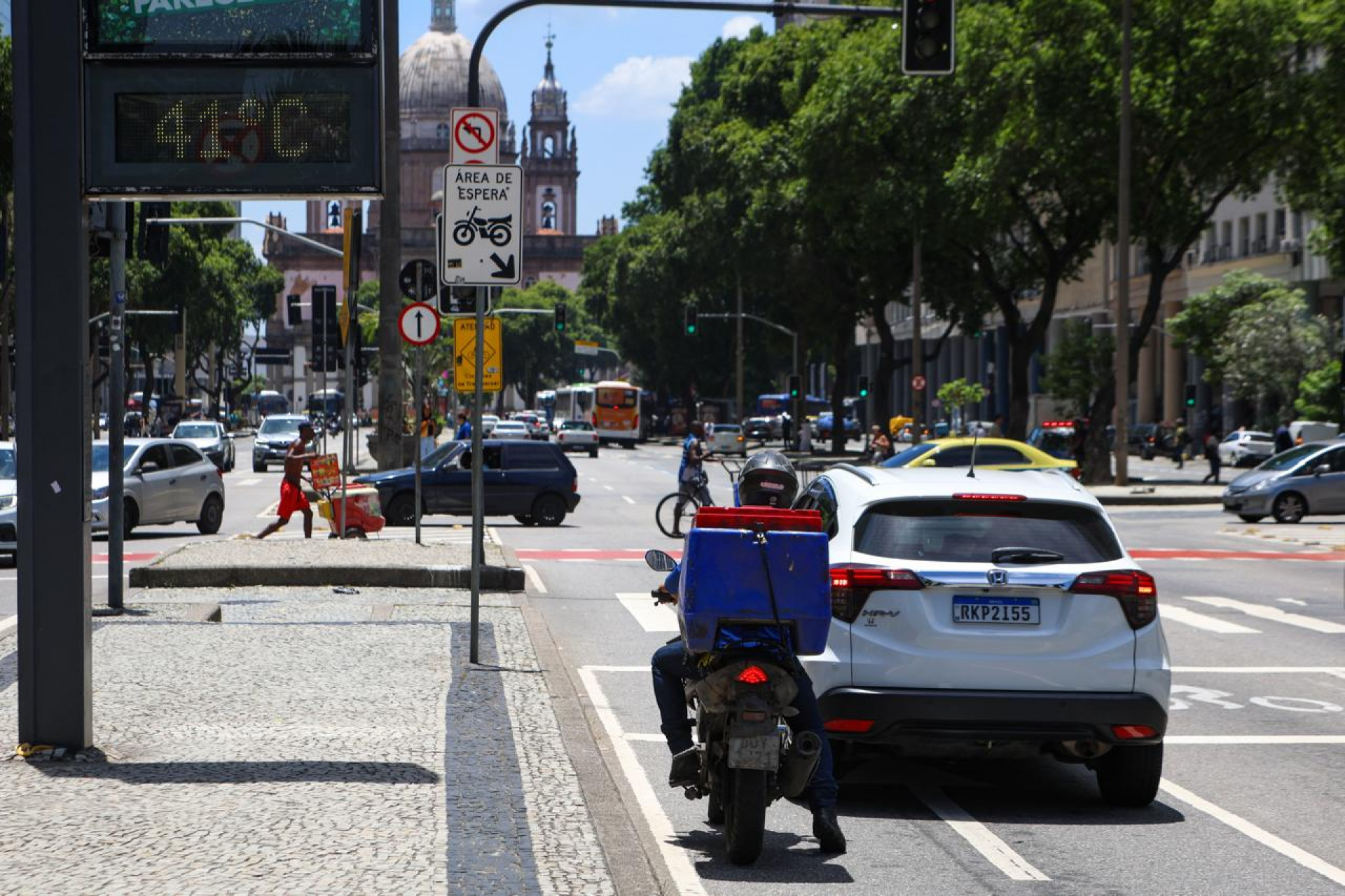 Termômetro marcou 41ºC na Avenida Presidente Vargas - Renan Areias / Agência O Dia