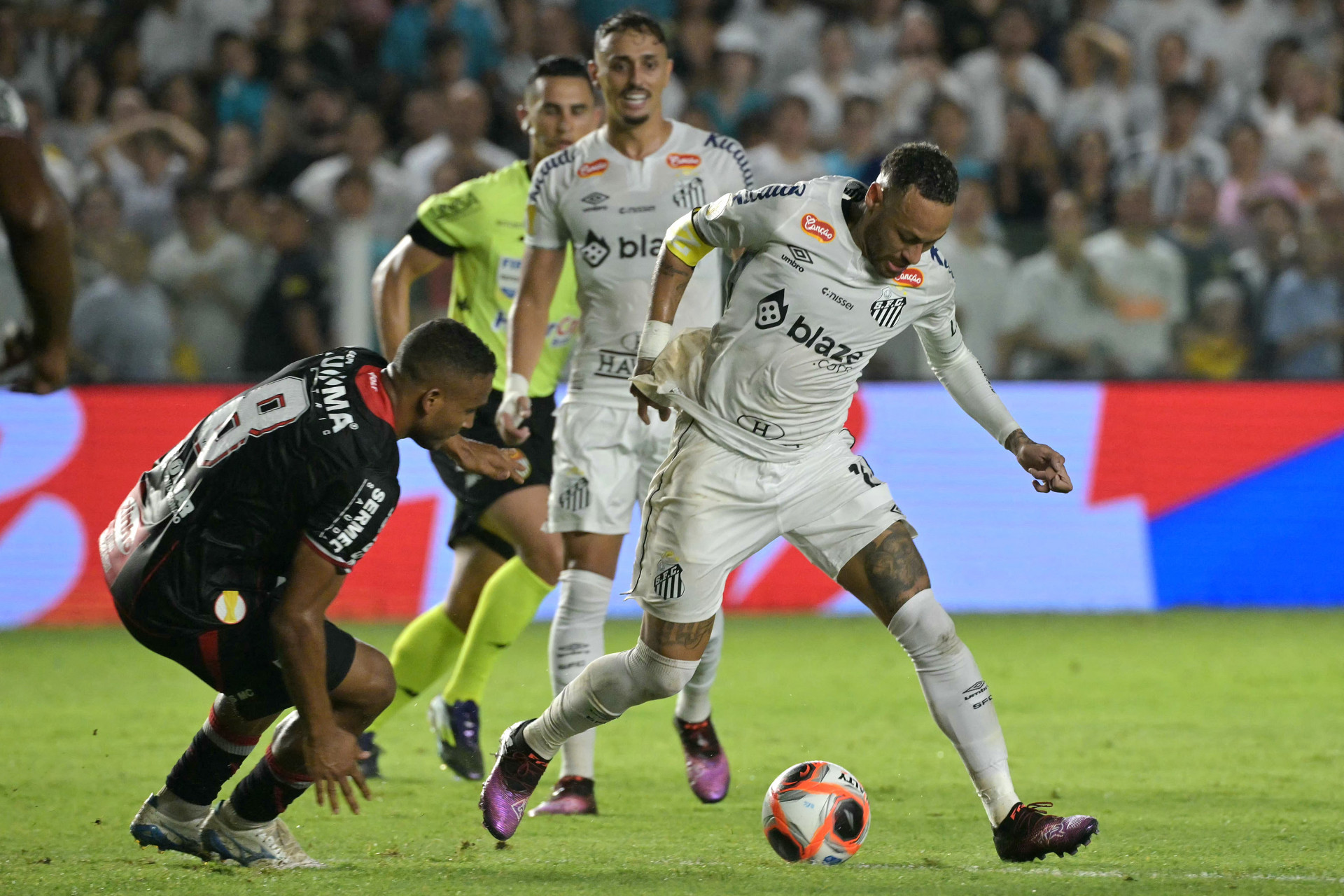 Neymar atuou por 52 minutos contra o Botafogo-SP - Nelson Almeida / AFP