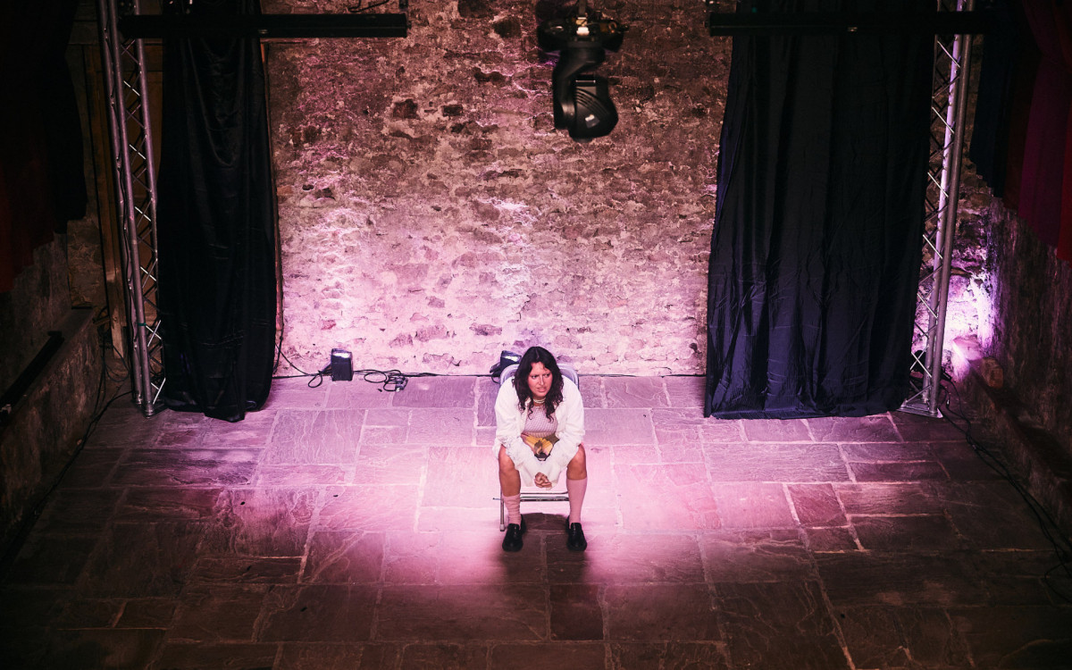 Bibi Couceiro em cena na peça '1,2,3. M*RDA. É o meu TOC' - Christopher Fernandez