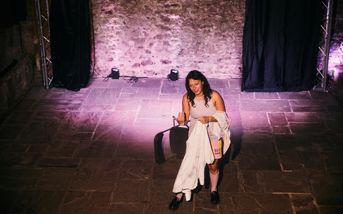 Bibi Couceiro em cena na peça '1,2,3. M*RDA. É o meu TOC' - Christopher Fernandez