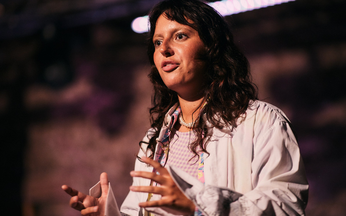 Bibi Couceiro em cena no espetáculo '1,2,3. M*RDA. É o meu TOC' - Christopher Fernandez