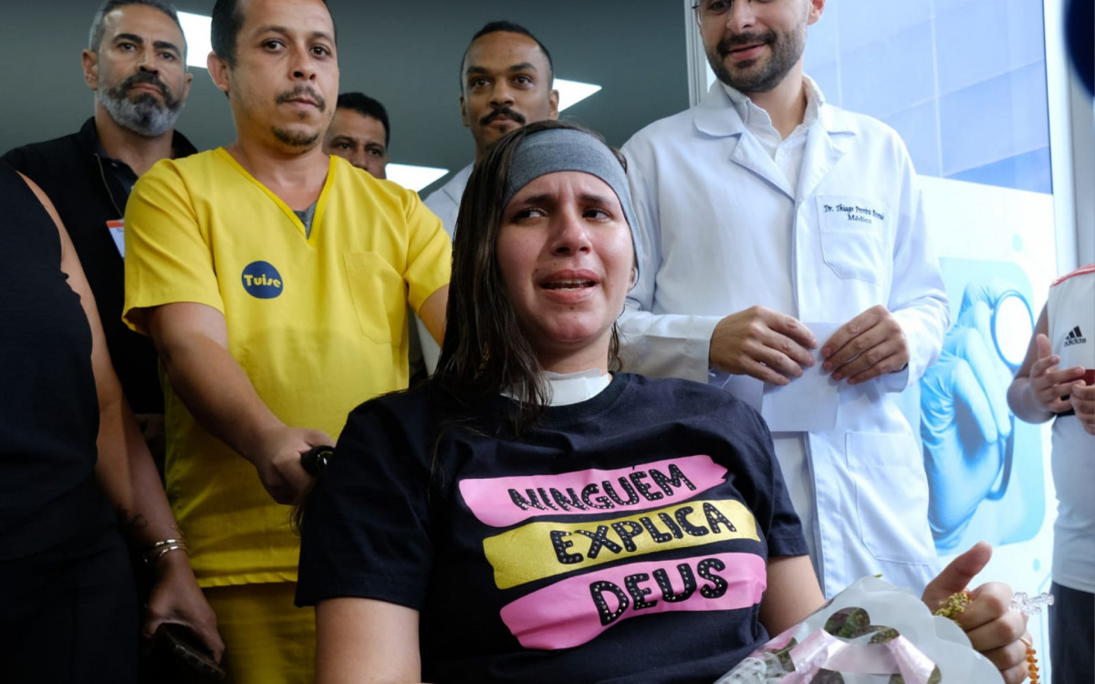 Juliana usa camisa com a frase \'Ninguém explica Deus\' no momento de sua alta