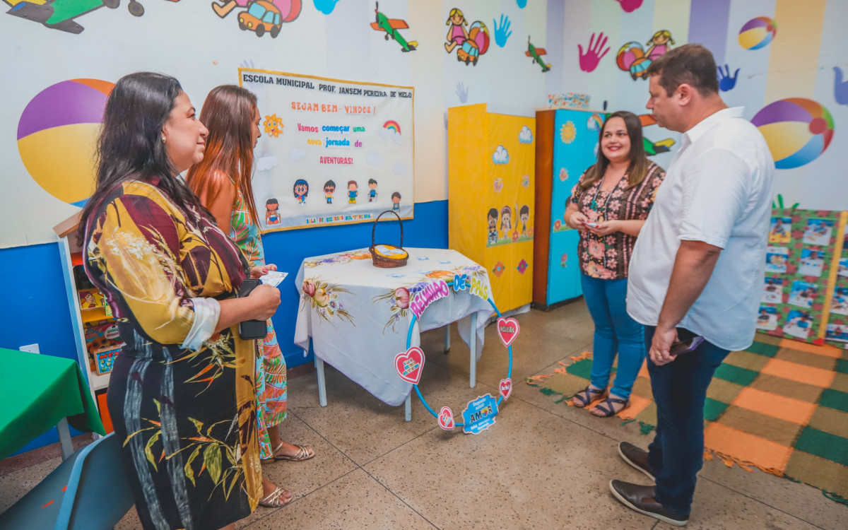 O prefeito Léo Vieira e a secretária de Educação, Eneila Lucas