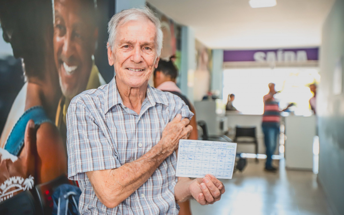 O padre Geraldo da Silva, de 84 anos, esteve no Centro para reforçar a dose da vacina contra Covid