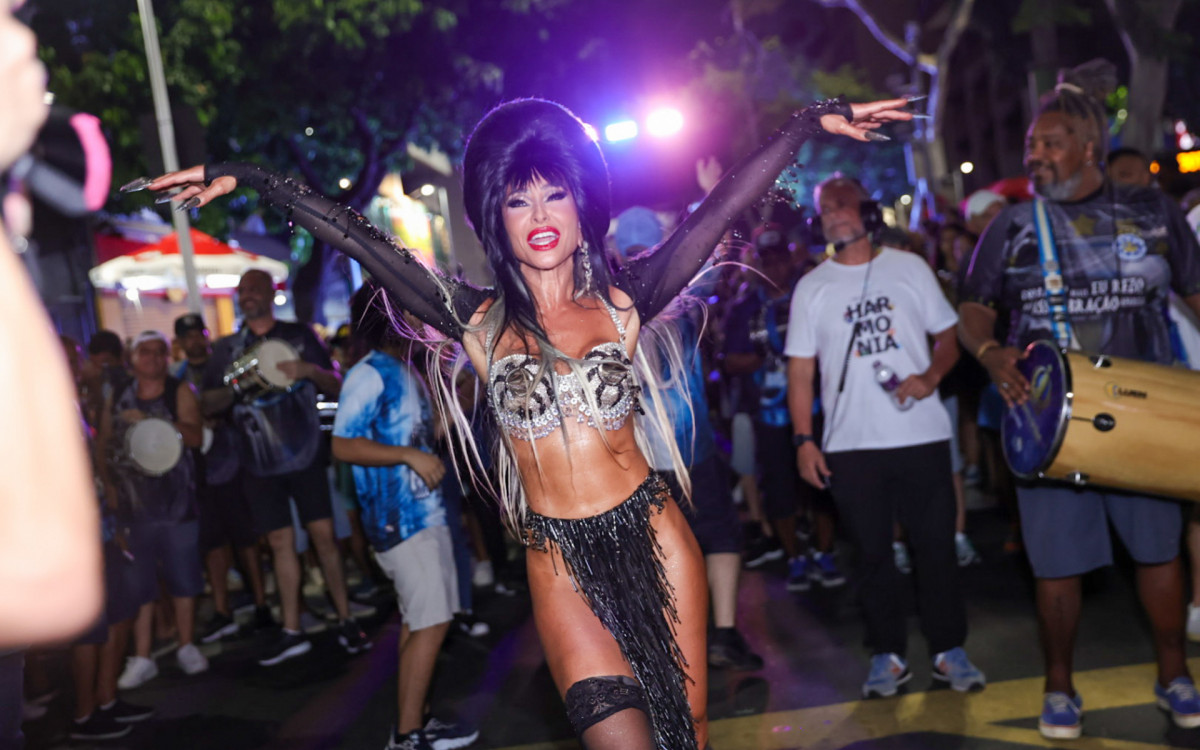 Sabrina Sato vira Elvira, 'a Rainha das Trevas' em ensaio da Vila Isabel - Anderson Borde/Ag.News
