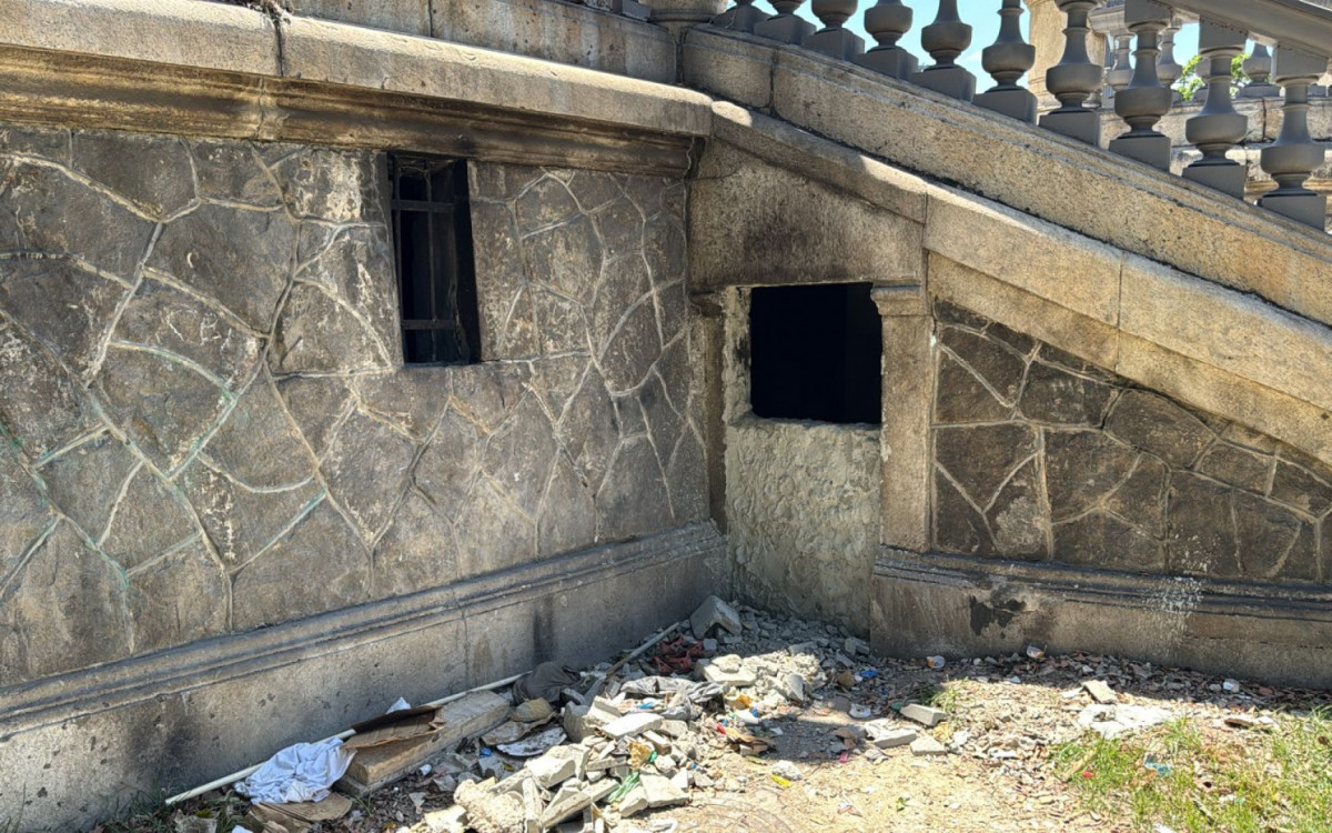 O acesso ao espaço sob às escadarias do monumento na Glória vem sendo invadido constantemente