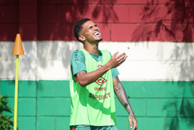 Fluminense encaminha renovação de Riquelme Felipe