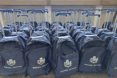 Alunos do município de Macuco recebem kits escolares