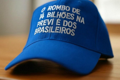 Flávio Bolsonaro usa boné para ironizar prejuízo bilionário da Previ: 'rombo é dos brasileiros'