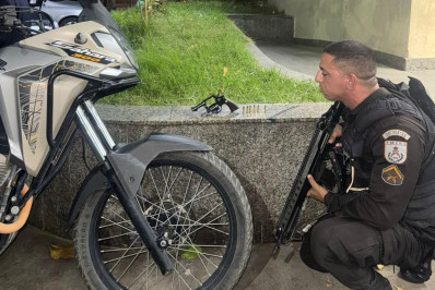 PM prende suspeito com revólver e motocicleta roubada em Belford Roxo