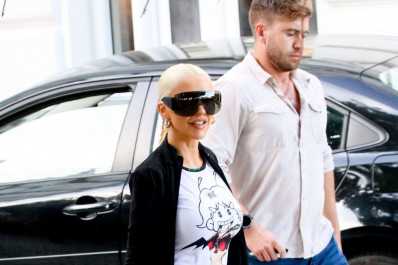 Christina Aguilera tira fotos com fãs na porta de hotel em Copacabana