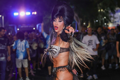 Sabrina Sato vira 'Elvira: A Rainha das Trevas' em ensaio da Vila e ganha bolo de aniversário