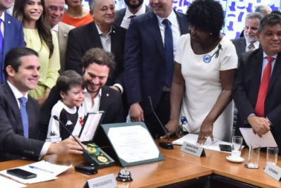 Menino Gui, xodó da torcida do Vasco, recebe a mais alta honraria da Câmara dos Deputados