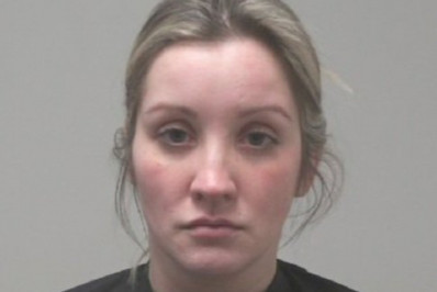 Mãe é indiciada após adormecer enquanto aquecia o filho com um secador e matá-lo queimado