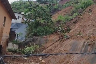 Queda de barreira mata mãe e filha após chuvas no Recife; total de mortos chega a seis em PE