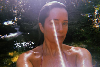 Leticia Spiller se refresca em banho de cachoeira