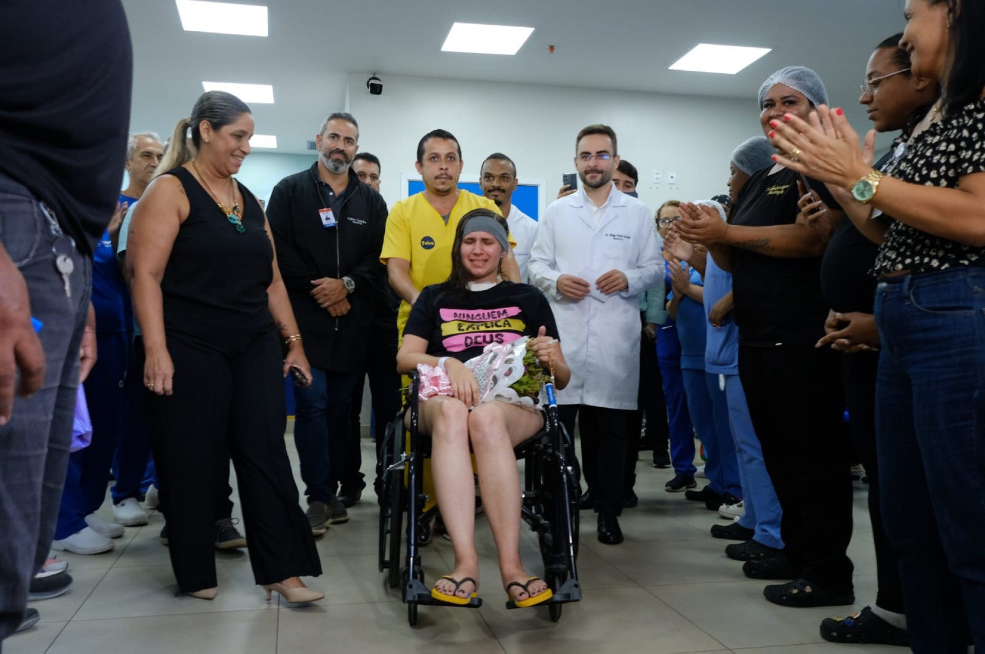 Juliana se emocionou no momento em que saiu da unidade de saúde em Caxias - Pedro Teixeira/Agência O Dia