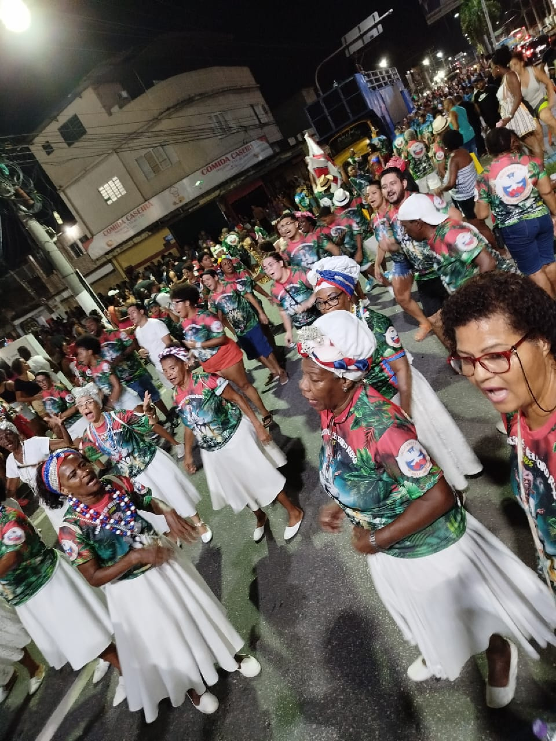 A multidão no ensaio de rua da Inocentes

