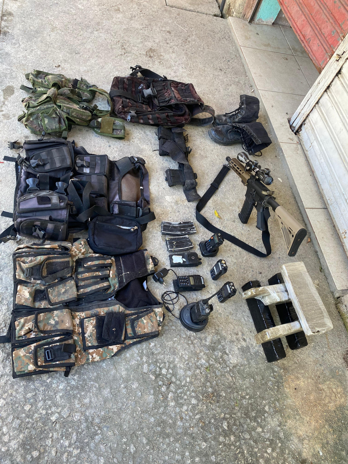 Todo o material apreendido pelos policiais militares com o criminoso preso no Bom Pastor - Divulga&ccedil;&atilde;o / PMERJ