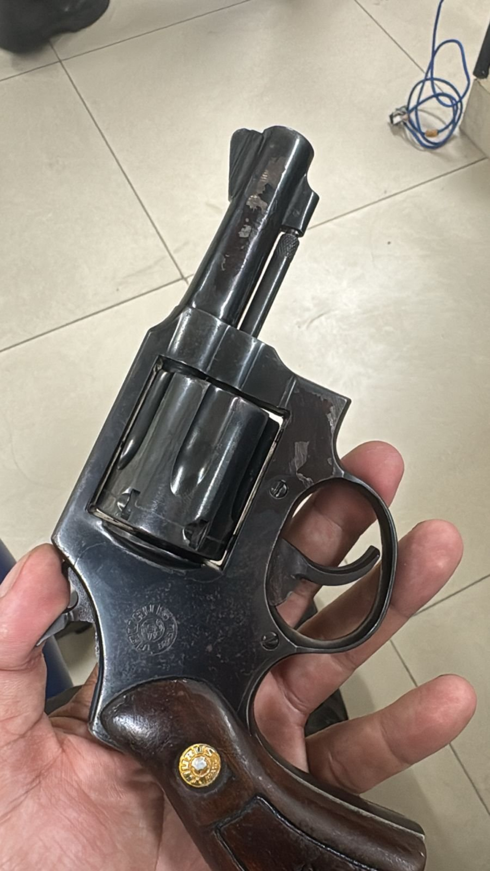 Revólver apreendido com o suspeito preso em Belford Roxo - Divulgação / PMERJ