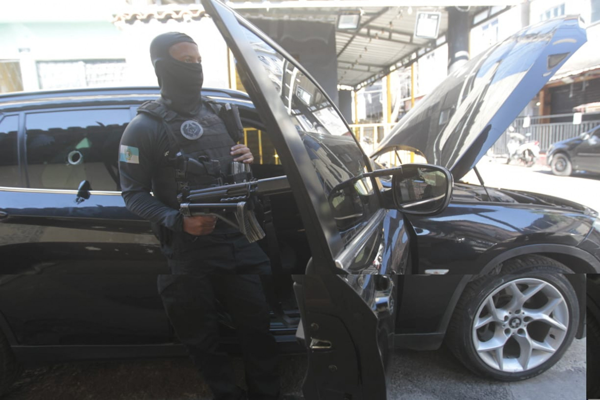 Policial demonstra como ve&iacute;culo de luxo era usado por bandidos na Mar&eacute; - Reginaldo Pimenta/Ag&ecirc;ncia O DIA