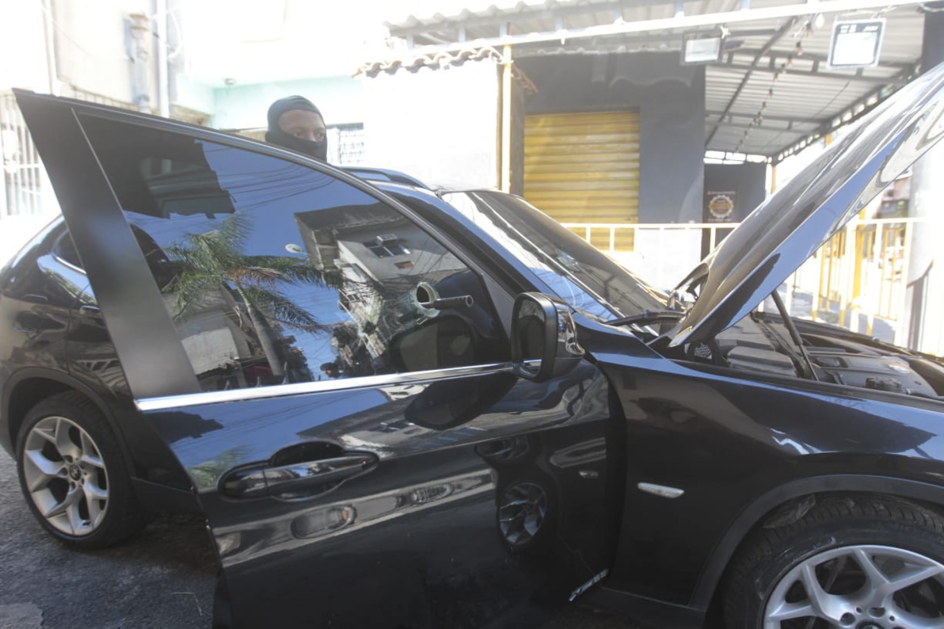 Policial demonstra como ve&iacute;culo de luxo era usado por bandidos na Mar&eacute; - Reginaldo Pimenta/Ag&ecirc;ncia O DIA