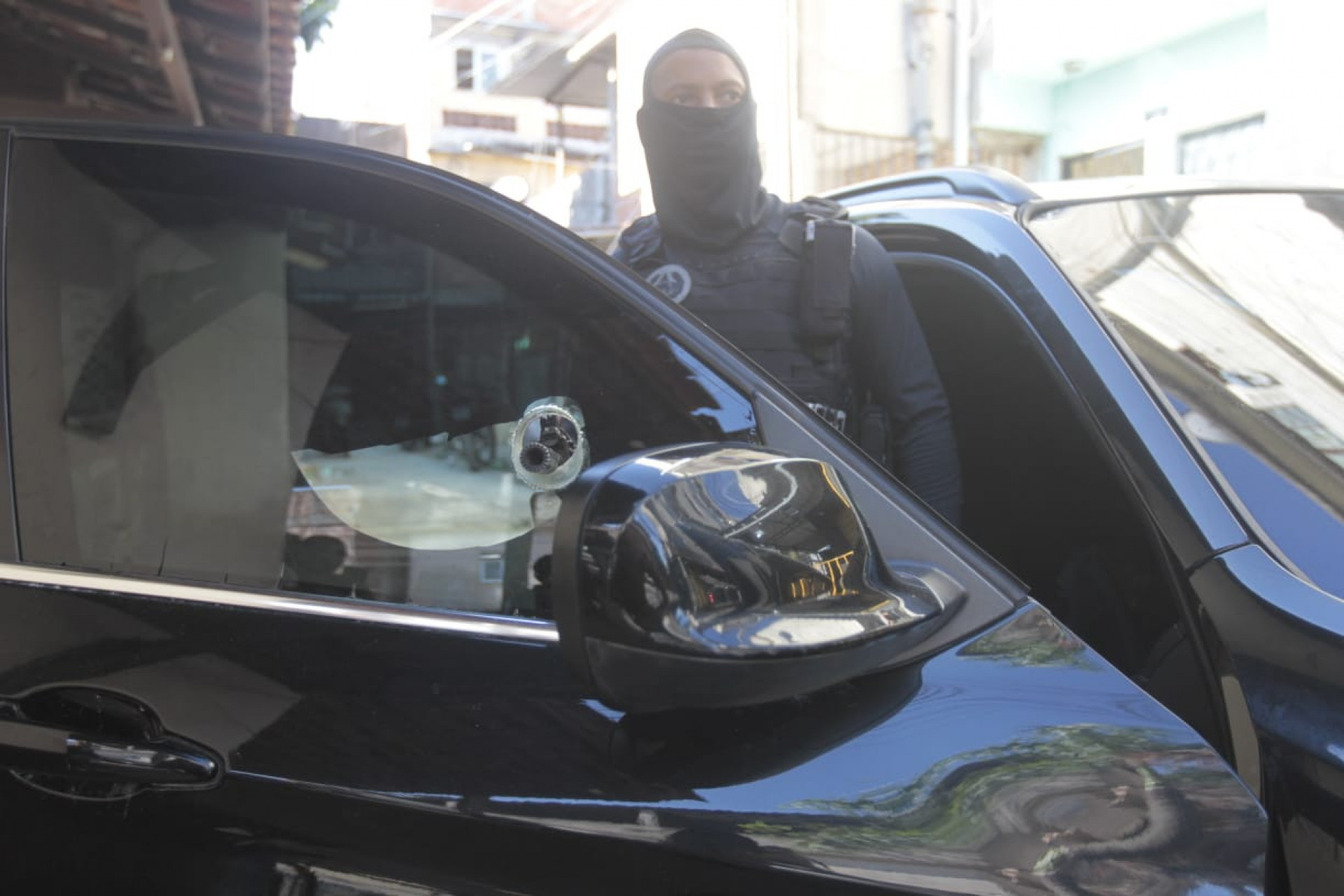 Policial demonstra como ve&iacute;culo de luxo era usado por bandidos na Mar&eacute; - Reginaldo Pimenta/Ag&ecirc;ncia O DIA