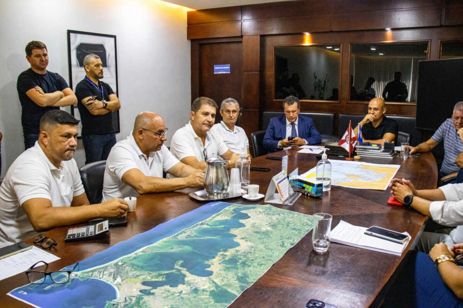 Além do prefeito Fábio do Pastel e do secretário de Meio Ambiente e Pesca, Mario Flavio Moreira, estiveram presentes também, os secretários aldeenses de Governo, Luiz Fernando Gomes Júnior; de Obras e Desenvolvimento Urbano, Hildegardo Milagres; e do chefe de gabinete Fernando Frauches, o prefeito de Arraial do Cabo, Marcelo Magno, junto do secretário de Meio Ambiente, Jorge Oliveira, e a subsecretária de Meio Ambiente e Saneamento, Keila Ferreira, o secretário de Meio Ambiente de Iguaba Grande, Júnior Guimarães; o secretário de Pesca de Iguaba Grande, Leandro Coutinho; o chefe de gabinete de Cabo Frio, Kiko Jorge; a superintendente de Meio Ambiente de Araruama, Ana Paula Rodrigues de Souza, o representante da Prolagos, Carlos Magno, representantes do Instituto Estadual do Ambiente (INEA) e os vereadores aldeenses Marcio Soares, Moisés Batista e Pedro Abreu. -  Cleydson Alan/PMSPA