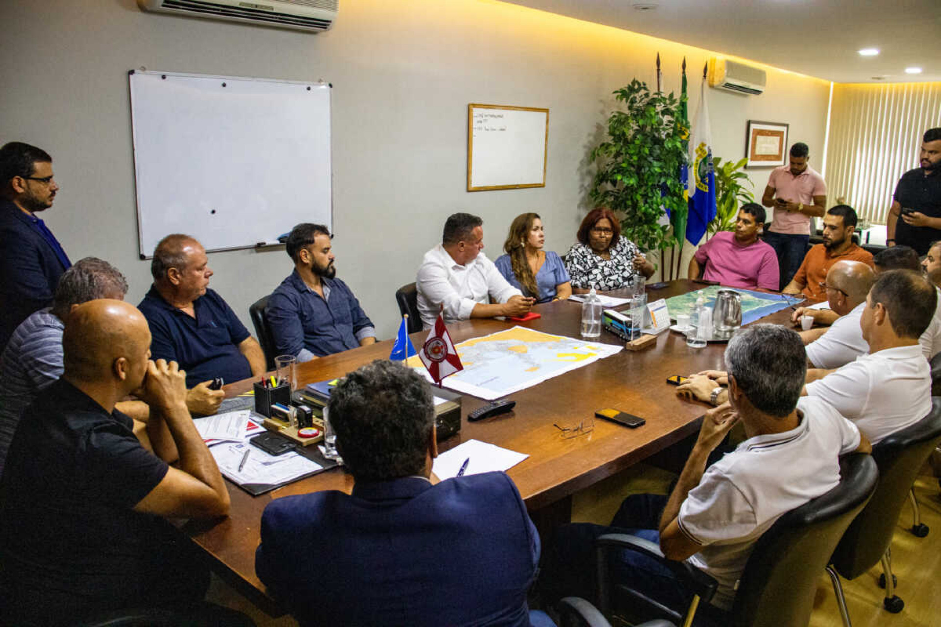 Al&eacute;m do prefeito F&aacute;bio do Pastel e do secret&aacute;rio de Meio Ambiente e Pesca, Mario Flavio Moreira, estiveram presentes tamb&eacute;m, os secret&aacute;rios aldeenses de Governo, Luiz Fernando Gomes J&uacute;nior; de Obras e Desenvolvimento Urbano, Hildegardo Milagres; e do chefe de gabinete Fernando Frauches, o prefeito de Arraial do Cabo, Marcelo Magno, junto do secret&aacute;rio de Meio Ambiente, Jorge Oliveira, e a subsecret&aacute;ria de Meio Ambiente e Saneamento, Keila Ferreira, o secret&aacute;rio de Meio Ambiente de Iguaba Grande, J&uacute;nior Guimar&atilde;es; o secret&aacute;rio de Pesca de Iguaba Grande, Leandro Coutinho; o chefe de gabinete de Cabo Frio, Kiko Jorge; a superintendente de Meio Ambiente de Araruama, Ana Paula Rodrigues de Souza, o representante da Prolagos, Carlos Magno, representantes do Instituto Estadual do Ambiente (INEA) e os vereadores aldeenses Marcio Soares, Mois&eacute;s Batista e Pedro Abreu. -  Cleydson Alan/PMSPA