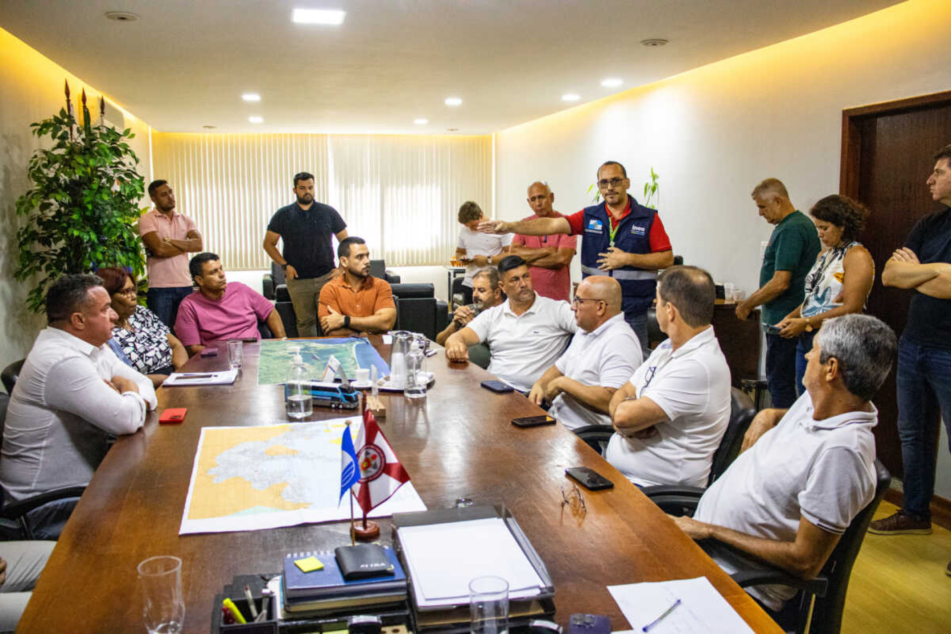 Além do prefeito Fábio do Pastel e do secretário de Meio Ambiente e Pesca, Mario Flavio Moreira, estiveram presentes também, os secretários aldeenses de Governo, Luiz Fernando Gomes Júnior; de Obras e Desenvolvimento Urbano, Hildegardo Milagres; e do chefe de gabinete Fernando Frauches, o prefeito de Arraial do Cabo, Marcelo Magno, junto do secretário de Meio Ambiente, Jorge Oliveira, e a subsecretária de Meio Ambiente e Saneamento, Keila Ferreira, o secretário de Meio Ambiente de Iguaba Grande, Júnior Guimarães; o secretário de Pesca de Iguaba Grande, Leandro Coutinho; o chefe de gabinete de Cabo Frio, Kiko Jorge; a superintendente de Meio Ambiente de Araruama, Ana Paula Rodrigues de Souza, o representante da Prolagos, Carlos Magno, representantes do Instituto Estadual do Ambiente (INEA) e os vereadores aldeenses Marcio Soares, Moisés Batista e Pedro Abreu. -  Cleydson Alan/PMSPA