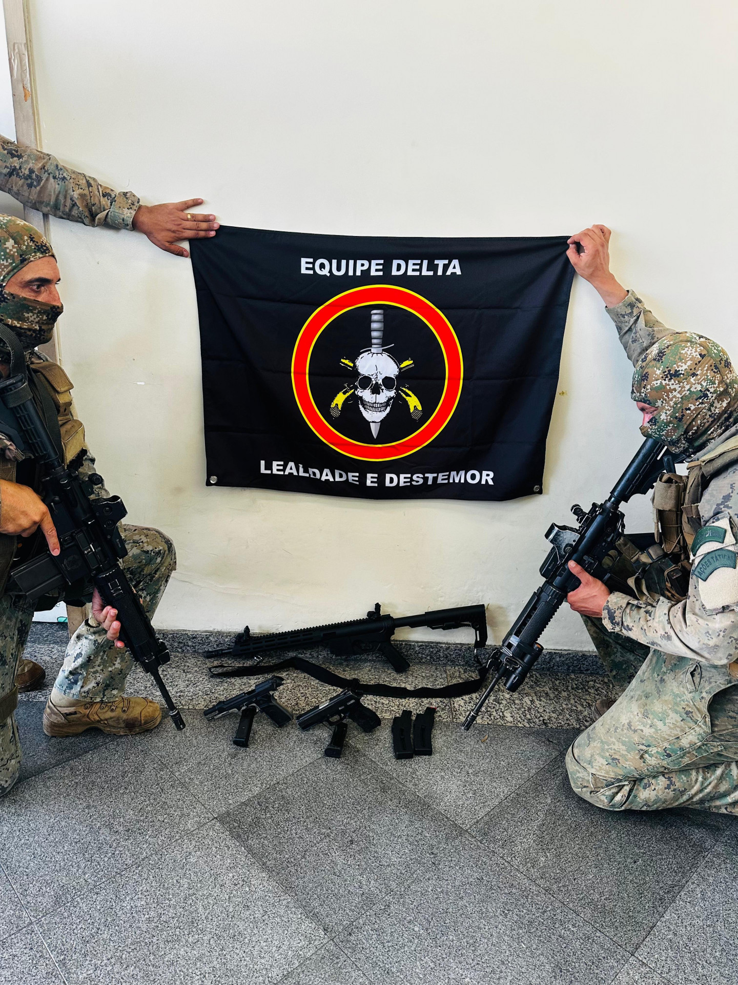 Carabina e pistolas foram apreendidas durante a opera&ccedil;&atilde;o no Morro do Barbante