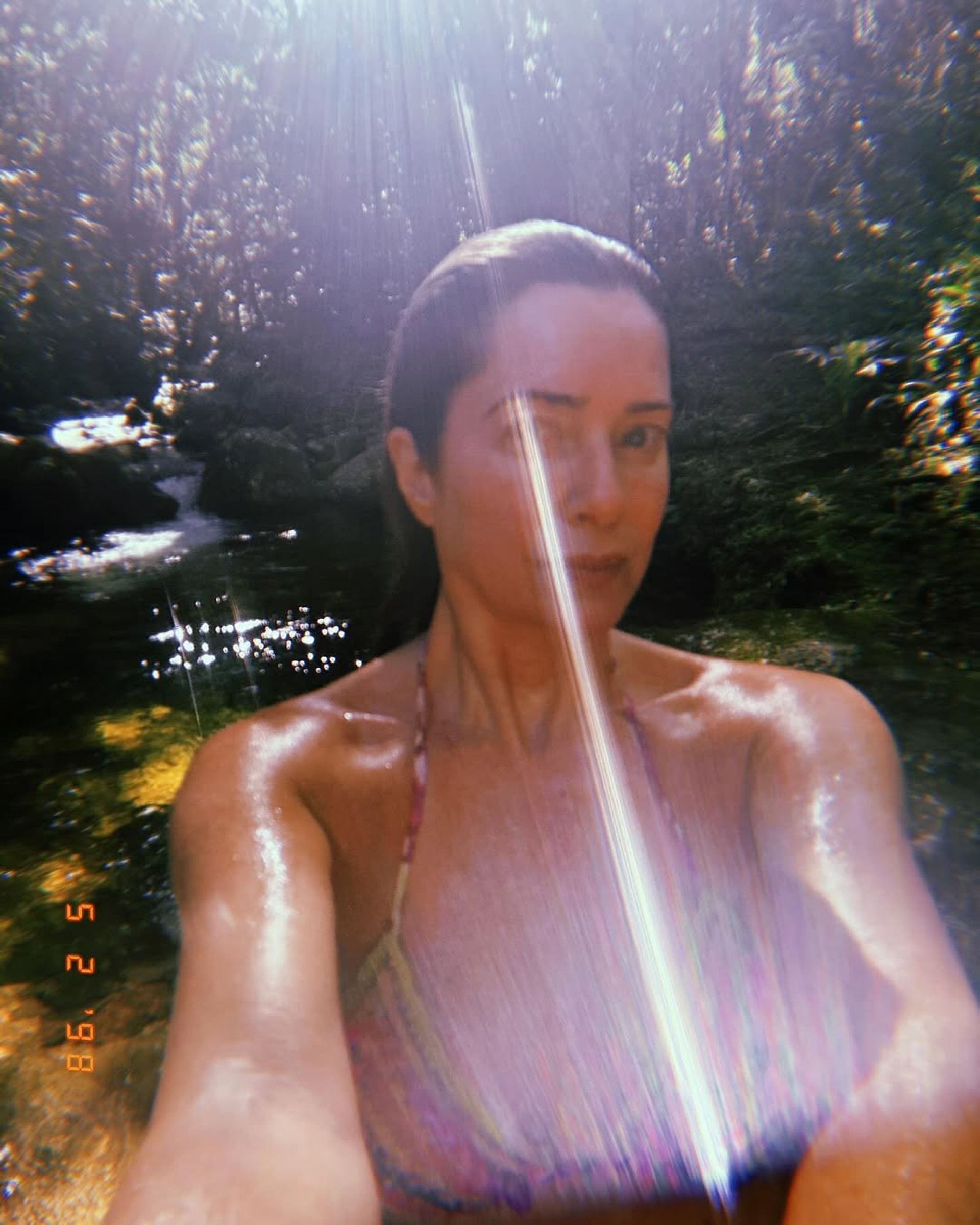 Leticia Spiller se refresca em banho de cachoeira - Reprodução / Instagram
