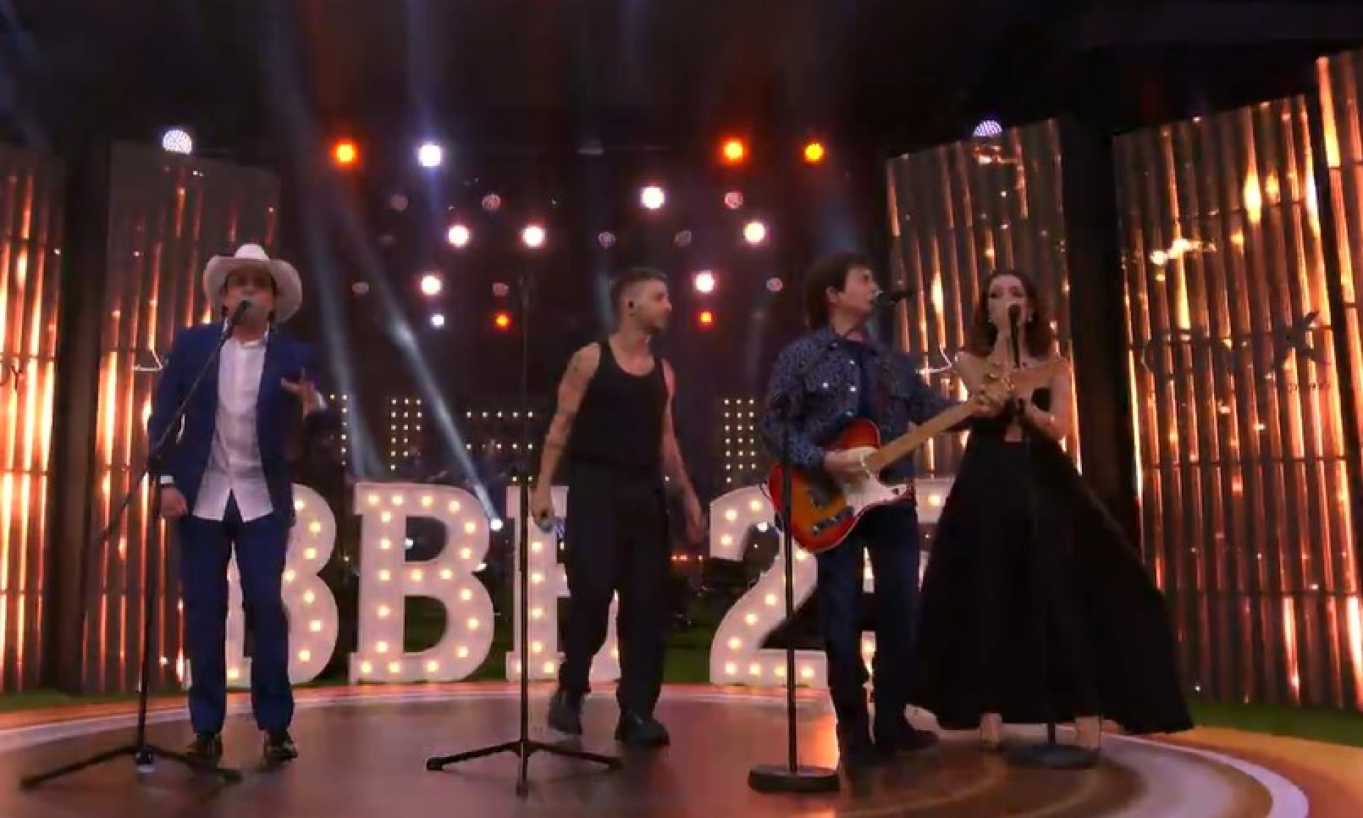 Chitãozinho e Xororó cantam com Sandy e Junior no 'BBB 25' - Reprodução/Globo