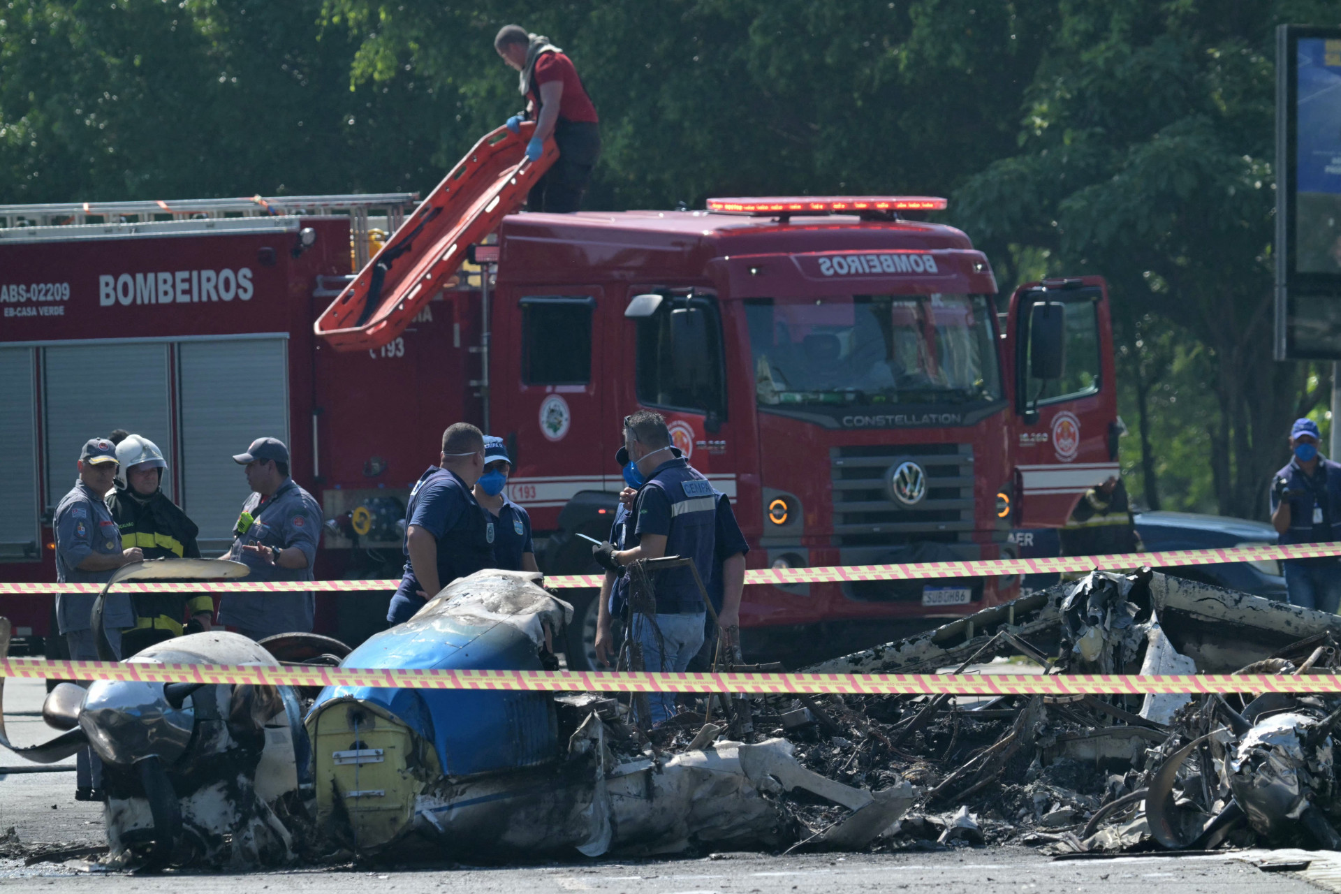 Equipes municipais e estaduais atuam no local - Nelson Almeida/AFP