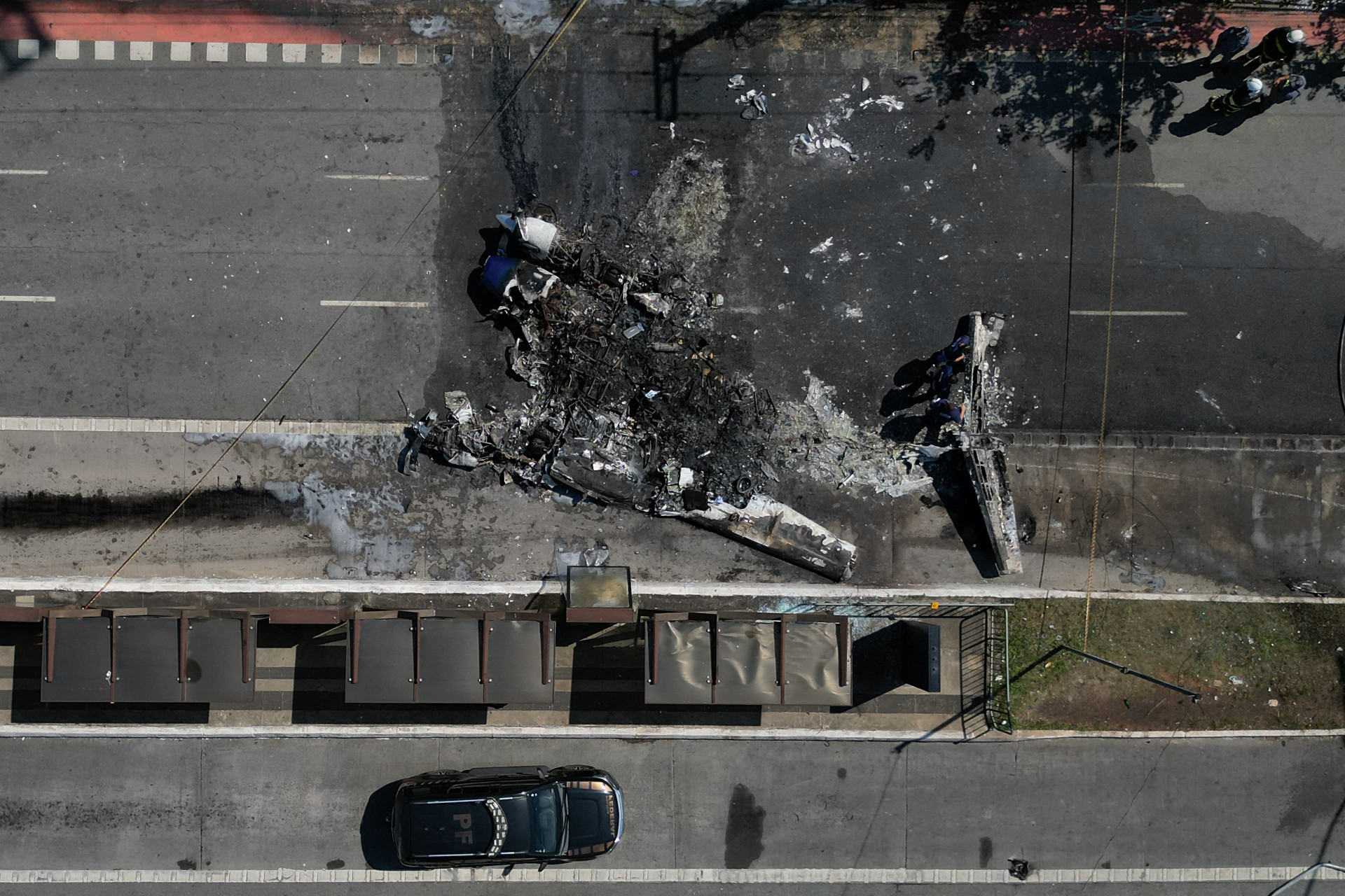Destroços do avião sobre a pista - Nelson Almeida/AFP