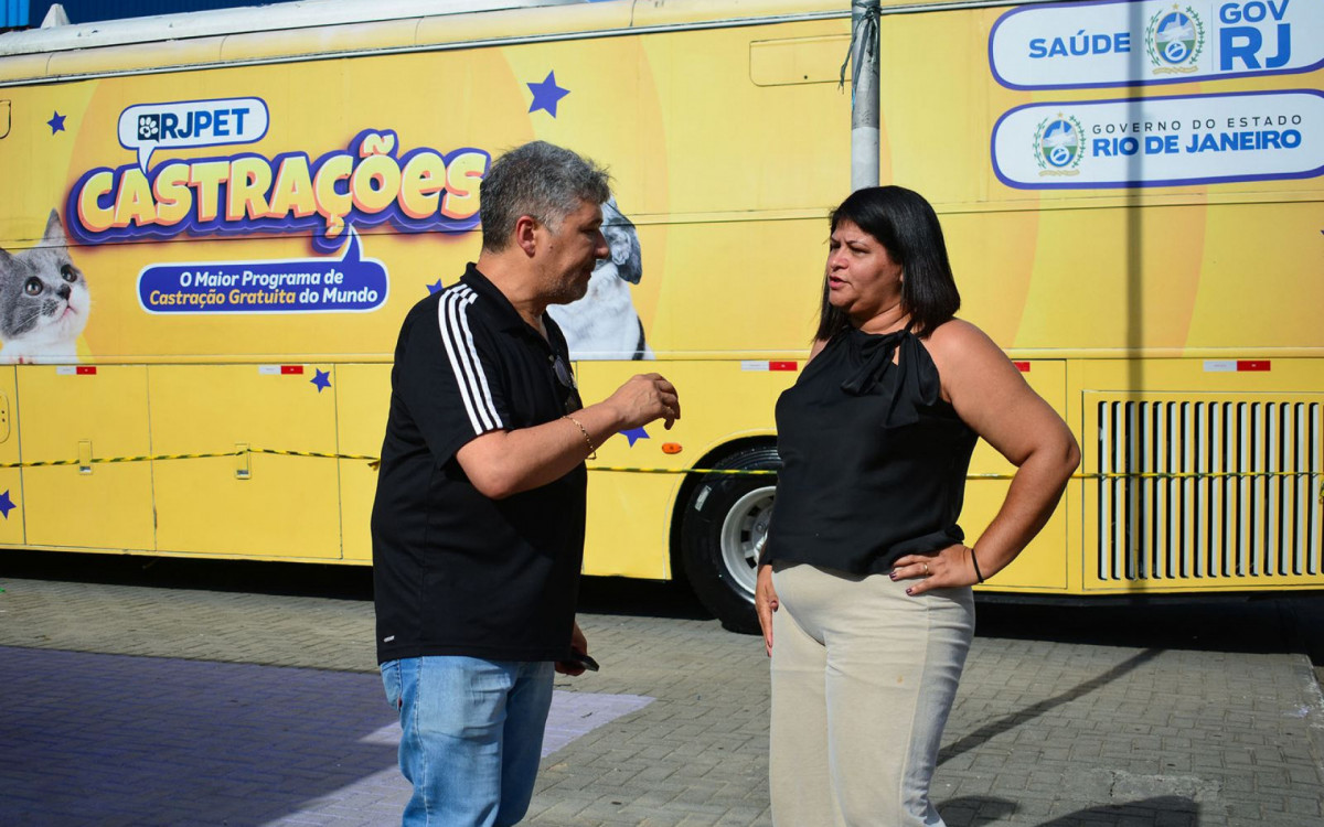 ZZ da Crajubar conversa com a moradora Cristiane Fátima sobre o funcionamento do castramóvel