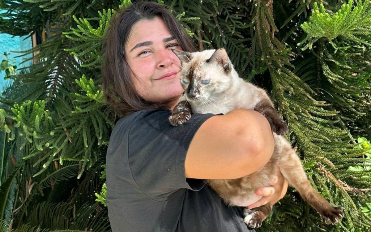 A gestora pública Bruna Saraiva e sua gatinha Aurora, de 12 anos