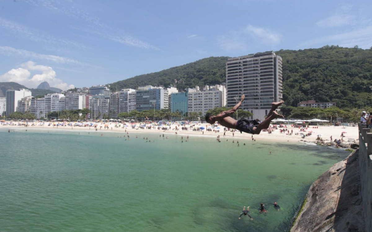 Cariocas e turistas aproveitam manhã de calor intenso na orla da Praia do Leme 