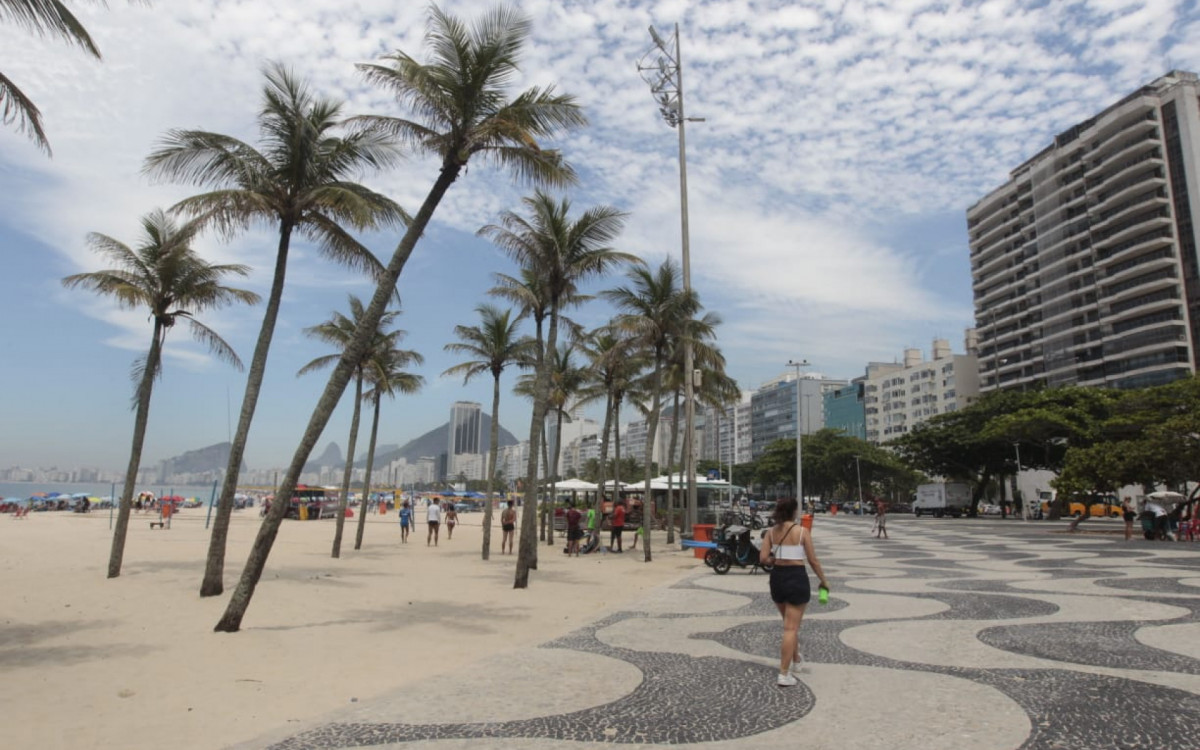 Cariocas e turistas aproveitam manhã de calor intenso na orla da Praia do Leme 