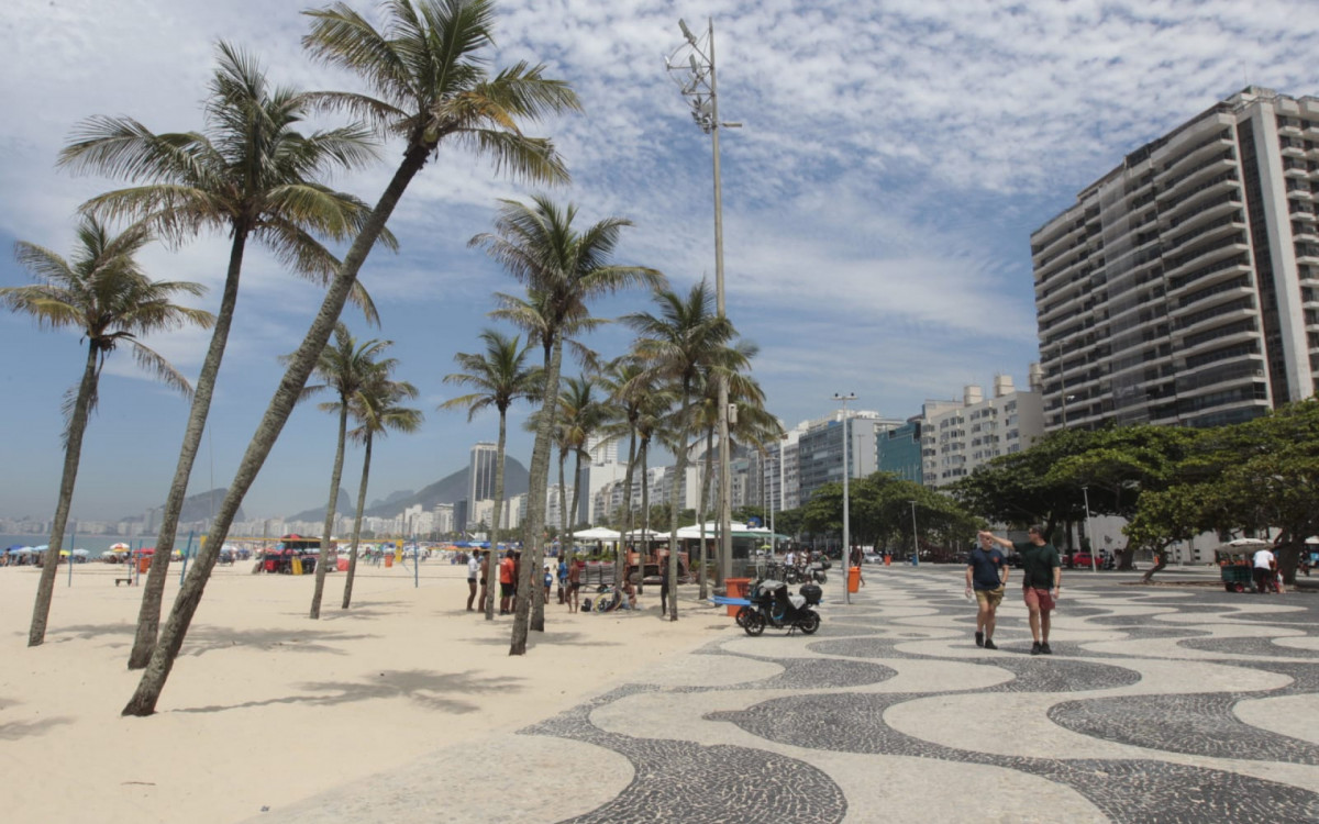 Cariocas e turistas aproveitam manhã de calor intenso na orla da Praia do Leme 