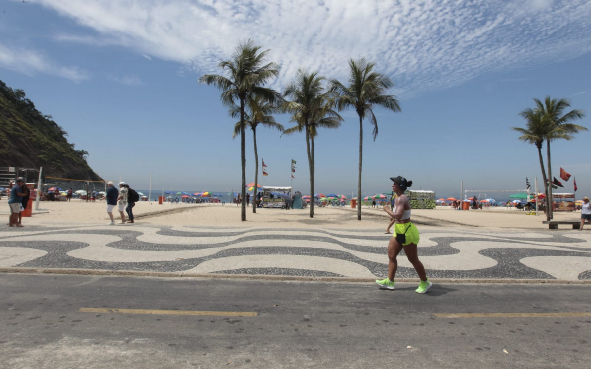 Cariocas e turistas aproveitam manhã de calor intenso na orla da Praia do Leme 
