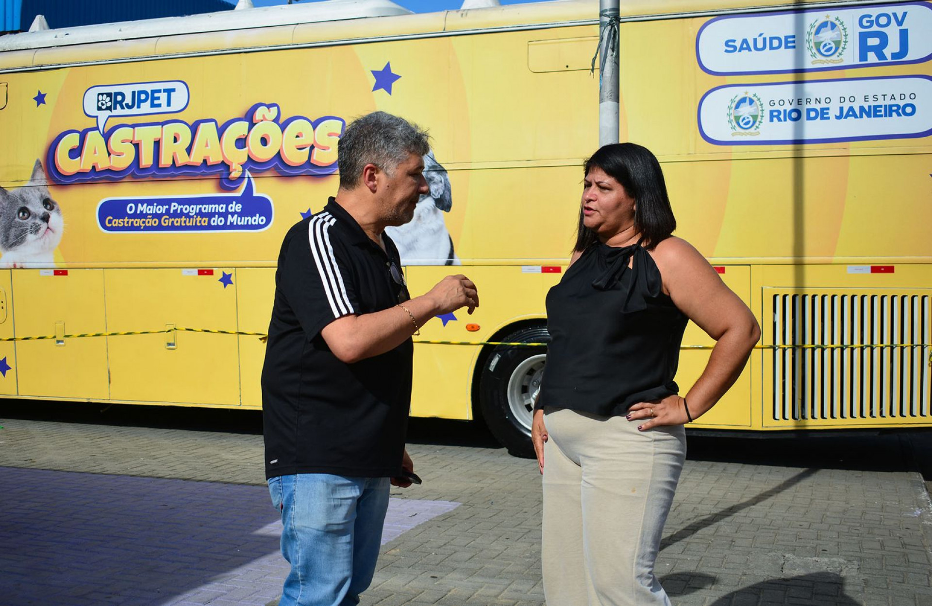 ZZ da Crajubar conversa com a moradora Cristiane F&aacute;tima sobre o funcionamento do castram&oacute;vel - Erick Amaral / PMBR