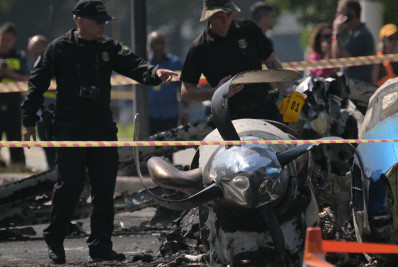 Avião de pequeno porte cai em avenida de São Paulo