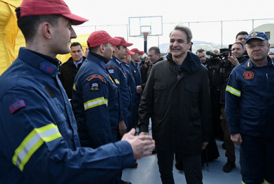 Primeiro-ministro grego descarta cenário catastrófico em Santorini após intensos tremores