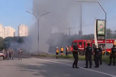 Avião de pequeno porte cai em avenida de São Paulo
