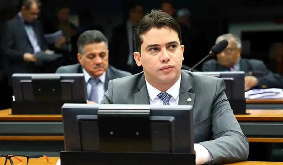 Deputado investigado por desvio de emendas no CE é aposta de Cid Gomes para o Senado em 2026