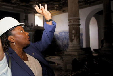 Ministra da Cultura promete obras para reformar igreja em Salvador após acidente com morte