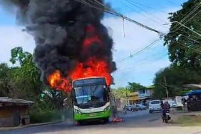 Ônibus e carro da Light são incendiados por criminosos durante tiroteio em Nova Iguaçu