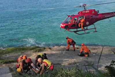 Vídeo: Bombeiros resgatam mulher que caiu quando tirava foto em trilha na Joatinga